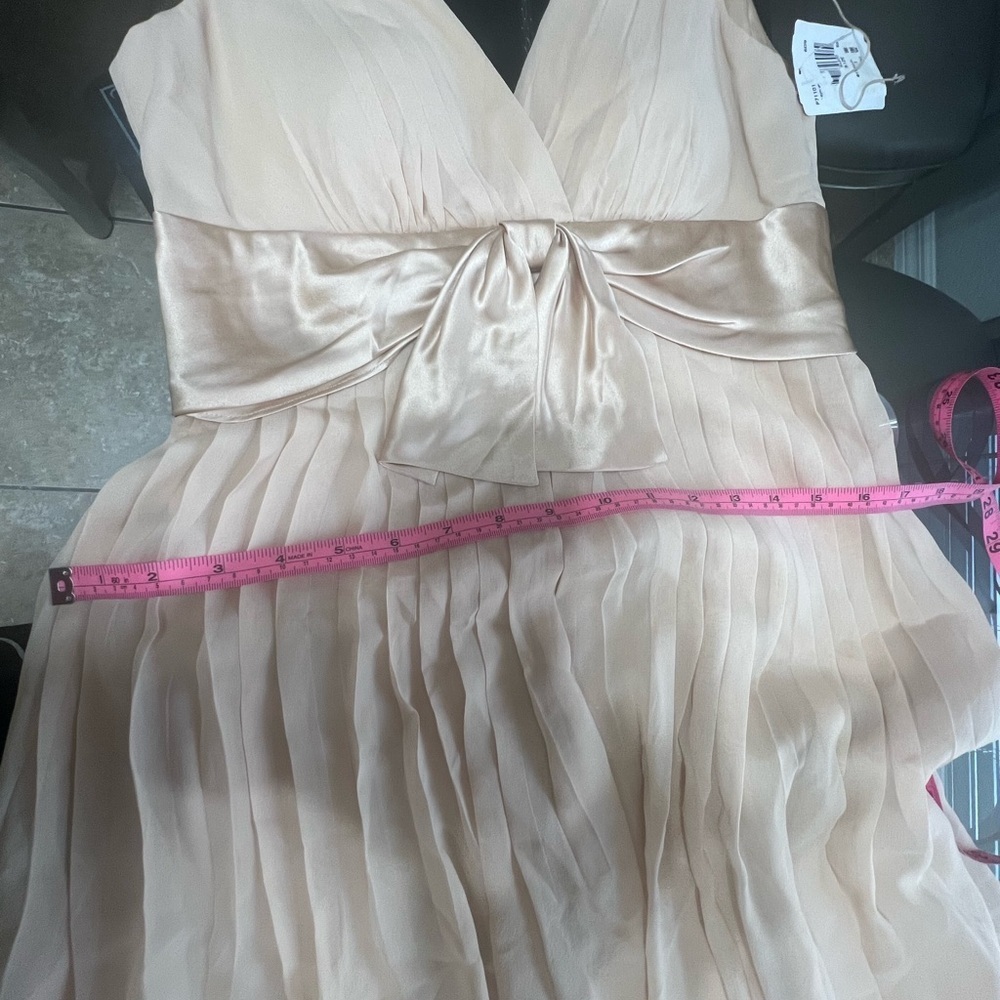 Maggy London Beige V-Neck Midi Dress
Caja 4 - Picture 3 of 6